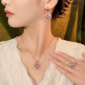 Juego de Anillo, Collar y Aretes Geométricos Cuadrados con Circonitas Rojas y Micropavé, Chapado en Oro sobre Cobre, Estilo Minimalista y Ecológico, para Boda - Product Image 2