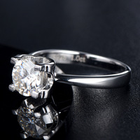 Cincin Moissanite Bulat Elegan Perak Sterling 925 Berhiaskan Solitaire Berkilau Untuk Wanita