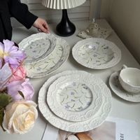 Assiettes, tasses à café, soucoupes et plats à dessert en porcelaine occidentale de style vintage français, de luxe léger et rétro, finement embossés