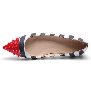 รองเท้าส้นเตี้ยแบบสวม ดีไซน์ล่าสุดสำหรับผู้หญิง หัวแหลม ลายทางขาวดำ ประดับหมุดและหมุดโลหะ เหมาะสำหรับใส่ทำงาน ออกเดท หรือใส่ในโอกาสต่างๆ - Product Image 5