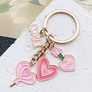 Llavero de Metal con Forma de Corazón y Flor Rosa, Accesorio Creativo y Lindo para Bolsos, Decoración para Colgar en el Bolso - Product Image 2