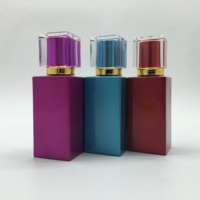 Flacons de parfum en verre coloré personnalisés avec bouchon à vis, logo sérigraphié, forme rectangulaire, fond carré, diffuseur à roseaux