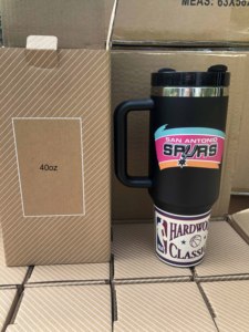 Vasos Térmicos Personalizados con Logotipo del Equipo San <span class=keywords><strong>Antonio</strong></span> Spurs, Clásicos de 40 oz, de Acero Inoxidable, con Asa, para Viaje - Product Image 1
