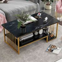 Table basse moderne à double niveau avec pieds dorés et plateau en marbre pour le salon