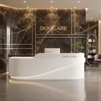 Mostrador de Recepción LED Curvo con Detalles en Madera, Mostrador Personalizable para Salón y Oficina