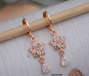 Pendientes Colgantes de Aleación Premium con Diseño Geométrico, Cristales Brillantes y Cristal en Forma de Lágrima para Mujer, Ideales para Fiestas - Product Image 2