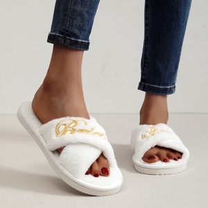 <span class=keywords><strong>Chausson</strong></span> d'intérieur croisé en fausse <span class=keywords><strong>fourrure</strong></span> <span class=keywords><strong>blanc</strong></span> rose pour femmes et dames pour la fête de mariage - Product Image 2