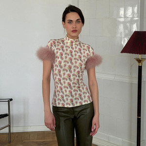 Camiseta de Mujer con Mangas de Plumas Rojas, Corte Ajustado, Color Sólido, Tejido de Poliéster, Estilo Casual - Product Image 3