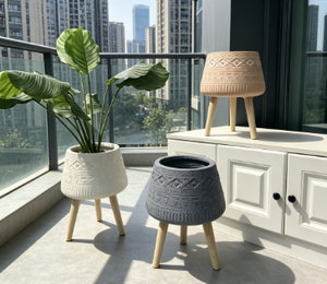 Ensemble de 3 pots à plantes sur trépied, style bohème géométrique en relief, motif tribal ethnique, jardinière sur pieds en bois - Product Image 3