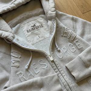 Sudaderas con capucha para hombre, personalizadas al por mayor, de algodón polar, estilo retro universitario, con apliques 3D bordados, con cremallera y corte holgado. - Product Image 2