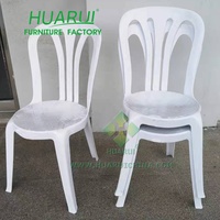 Chaise d'extérieur en plastique blanc empilable moderne