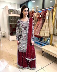 Hermoso juego de Plazo Heavy Fox Georgette con trabajo de secuencia de bordado pesado con Latkan Dori de alta calidad hecho a mano - Product Image 2