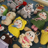 Una colección de nuevos productos de muñecas tejidas a mano, lindísimos colgantes de lana hechos a crochet y muñecas de dibujos animados tejidas.