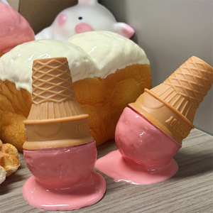 ไอศกรีมสีชมพูรสสตรอว์เบอร์รีละลายเหมือนจะหก ของตกแต่งรูปทรงน่ารัก ช้อนเล็กๆ เจลลาโต้ปลอม กรวยทอง ของเล่น ของขวัญ อาหารแสนสนุก DIY - Product Image 3