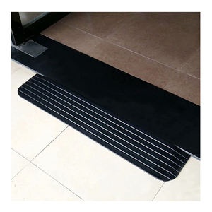 <span class=keywords><strong>Rampe</strong></span> de porte de seuil de fauteuil roulant en caoutchouc massif de 2.5 pouces avec accessoires de ralentisseur de bords d'aile - Product Image 1