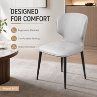 Chaise de salle à manger ergonomique moderne à dossier incurvé, assise en cuir beige rembourrée avec pieds en métal noir pour hôtel et restaurant