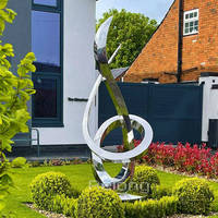 Sculpture flottante abstraite en acier inoxydable polie miroir de jardin extérieur sur mesure