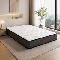 Matelas matelassé tufté minimaliste de luxe, avec dessus en tissu blanc premium, couche de mousse respirante et de soutien, pour un sommeil confortable dans la chambre.