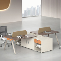 Poste de travail modulaire pour 4 personnes avec cloison de séparation et armoire de rangement zonée pour bureau à aire ouverte