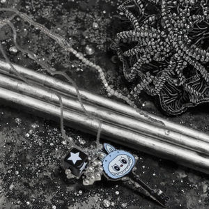 Lateefah moda aleación tamiz aceite goteo Labubu llavero colgante collar lindo con cuentas para cadena de caja de fiesta para niños - Product Image 3