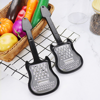 Multifunctionele Keukenaccessoires Gitaarvorm 3-In-1 Roestvrijstalen Mes Mini Kaasrasp Met Plastic Handvat