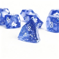 Lot de 7 dés polyédriques carrés en résine bleue scintillante, bords tranchants, durables, écologiques, personnalisables pour D&D et jeux de rôle de table
