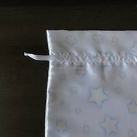 Sacs cadeaux en satin blanc avec cordon de serrage, logo personnalisé, pour l'emballage de jouets en peluche, pochettes en soie avec motif étoile