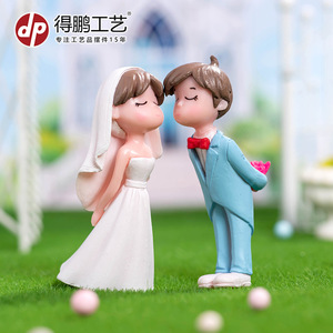 Figurines de couple de mariage miniatures bleues et blanches en PVC pour centre de table de mariage - Product Image 4