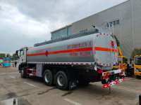 Camion-citerne HOWO 25000L avec moteur Weichai, camion de ravitaillement 6x4, capacité de charge de 20 tonnes, 4 compartiments, camion distributeur de carburant