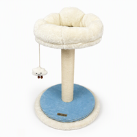 Arbre à chat élégant en forme de nuage avec lit en fausse fourrure blanche, griffoir en sisal et jouet nuage suspendu pour chats d'intérieur