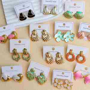Boucles d'oreilles clous tendance en acier inoxydable plaqué or, motif nœud papillon, fleur, cœur, hypoallergéniques, émaillées, cadeau, fête, vente en gros - Product Image 1