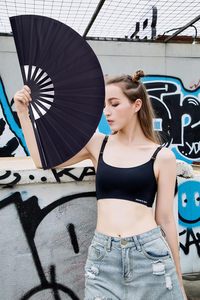 Éventail en bambou personnalisé, artisanat populaire, avec technique de peinture, cadeau promotionnel - Product Image 3