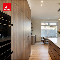 Meuble de cuisine Alland moderne et peu encombrant en placage de noyer américain avec îlot à comptoir en résine cannelé