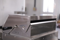 Barbecue au charbon de bois portable moderne de style chypriote avec roulettes, en acier inoxydable, rôtissoire à rotation automatique, hauteur du charbon réglable