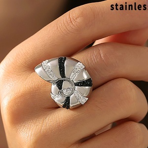 Anel de Dedo Feminino em Aço Inoxidável 316L com Revestimento PVD em Ouro <span class=keywords><strong>Real</strong></span> 18K, Anel Vintage em Concha com Diamante Bicolor - Product Image 3
