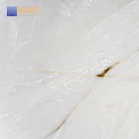 Dalle de pierre de quartz translucide polie gris clair veiné, format super jumbo, en pierre manufacturée