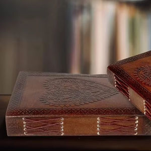 Journal de voyage vintage en relief avec grand cœur fait à la main A5 Journal en cuir à couverture rigide avec fermeture à glissière pour hommes et femmes - Product Image 1