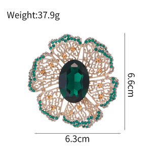 Broche en cristal vert émeraude ovale grande taille, à facettes multiples, au design orné ajouré, à motif floral baroque victorien et filigrané - Product Image 4