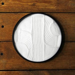 ชุดสวนเซนขนาดเล็กสำหรับวางบนโต๊ะ พร้อมคราด <span class=keywords><strong>ทราย</strong></span>ขาว ฐานสีดำ พระพุทธรูปจำลองขนาดจิ๋ว หินแม่น้ำ พระพุทธรูปเรซิ่น - Product Image 5