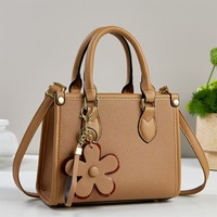 Nouveau Sac Fourre-tout Tendance en Cuir Végétalien avec Pendentif, Sacs à Main de Luxe pour Femmes