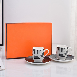Juego de 2 Tazas y Platos de Porcelana de Lujo Estilo Británico, Más Vendido - Product Image 1