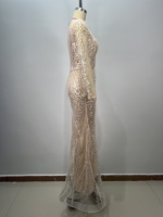 Robe de soirée sirène à manches longues en champagne avec décolleté en V profond et appliques de sequins perlés sur toute la surface