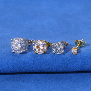 Pendientes de botón de moissanita de 4 puntas con incrustaciones de circonitas, Plata de ley 925, Bañado en oro de 18K, VVS, Engaste de bisel solitario, Estilo Hip Hop - Product Image 5