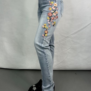 Pantalones Vaqueros Florales de Moda OEM, Pantalones de Mezclilla Bordados Personalizados para Mujer, Pantalones Casuales Ajustados con Lavado Especial - Product Image 2