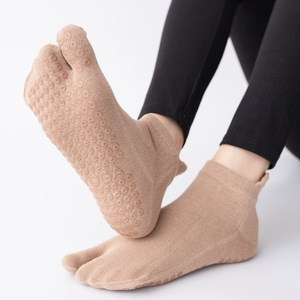 Haute qualité coton peigné 2 orteils fendus doigt Pilates Yoga chaussettes antidérapant sabots tongs intérieur sol sport danse cheville chaussettes - Product Image 6