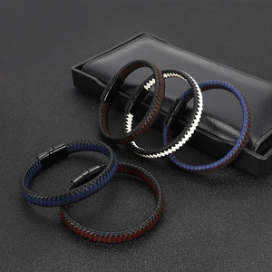 Venta al por mayor de lujo de los hombres simples tejidos brazalete de cuero negro pulseras de aleación de cuero de moda con cierre magnético