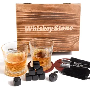威士忌波旁威士忌冰冷的石头扭曲的威士忌酒瓶和木制玻璃杯