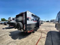 HQ19 TOY HAULER Suspensi Independen Camper Caravans Travel RV off Road Caravans