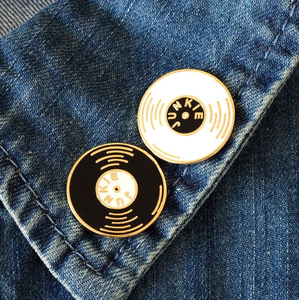 American Vintage Phonograph <span class=keywords><strong>Gramophone</strong></span> Noir et Blanc <span class=keywords><strong>Disque</strong></span> Record Pin Bespoke Custom Designs Iron Gold Plating Hard Enamel Pin - Product Image 3