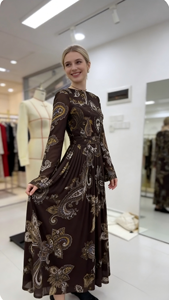 Abito di Lusso Vintage con Stampa Paisley, Collo Rotondo e Design in Rete Sensuale che Esalta il Fascino Retrò - Product Image 4